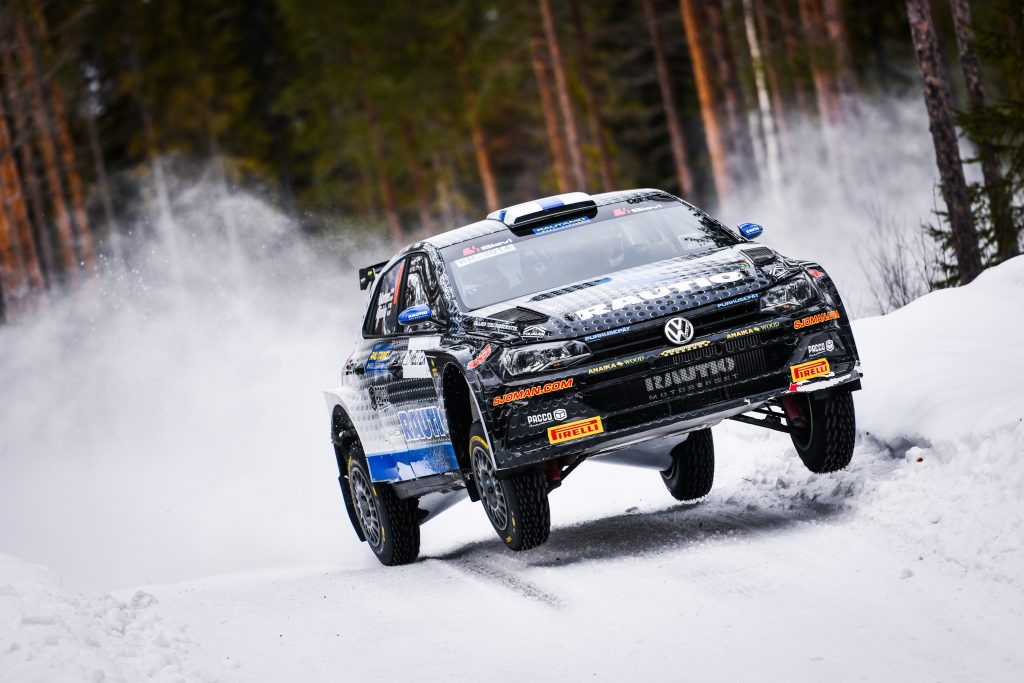 Viime vuonna Volkswagen Polo R5 -autolla kilpaillut Roope Korhonen on selkeä ykkössuosikki SM1-luokan voittajaksi Riihimäellä ajettavassa kauden avauskisassa. Kuva: Taneli Niinimäki / AKK