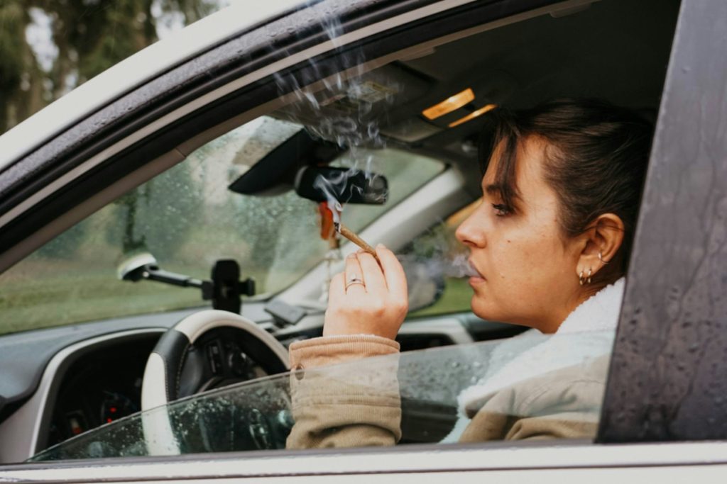autossa tupakointi